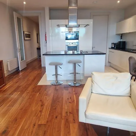 شقة Slick & Stylish - Large 1bd In Heart Of *