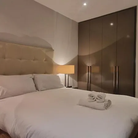 Slick & Stylish - Large 1bd In Heart Of كورك