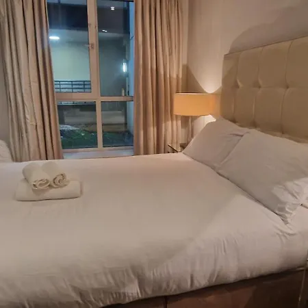 Slick & Stylish - Large 1bd In Heart Of كورك