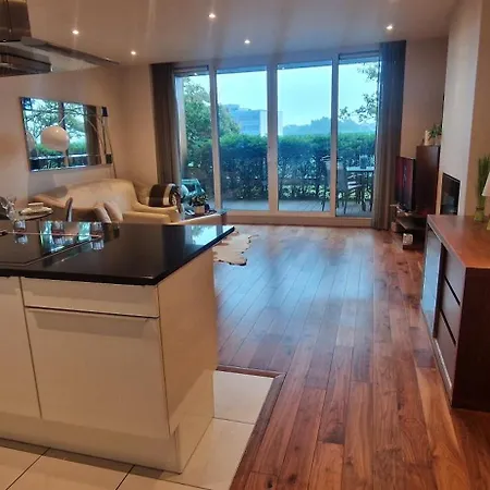 Slick & Stylish - Large 1bd In Heart Of * كورك