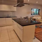 דירה Slick & Stylish - Large 1bd In Heart Of *