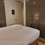 Slick & Stylish - Large 1bd In Heart Of דירה *
