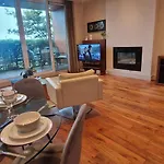 Slick & Stylish - Large 1bd In Heart Of * קורק