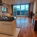 Slick & Stylish - Large 1bd In Heart Of * קורק