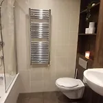 Slick & Stylish - Large 1bd In Heart Of דירה