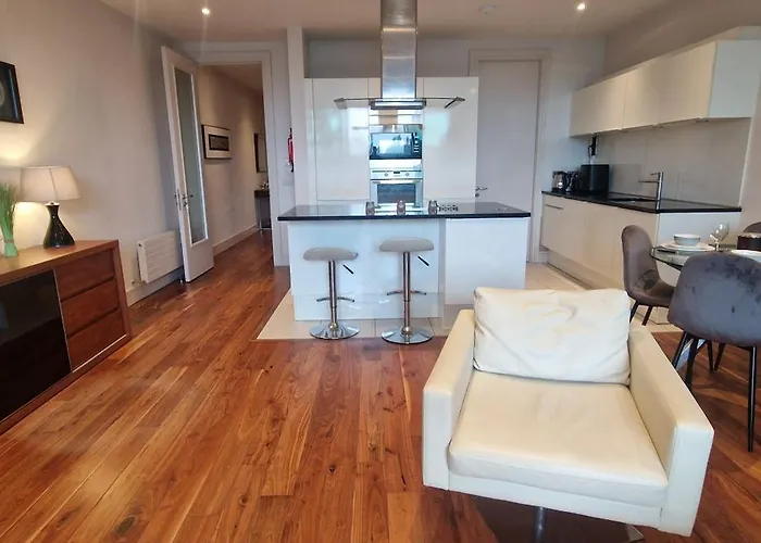 Апартаменты Slick & Stylish - Large 1bd In Heart Of *