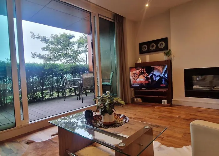 Slick & Stylish - Large 1bd In Heart Of Корк