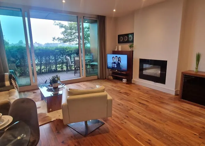 Апартаменты Slick & Stylish - Large 1bd In Heart Of *