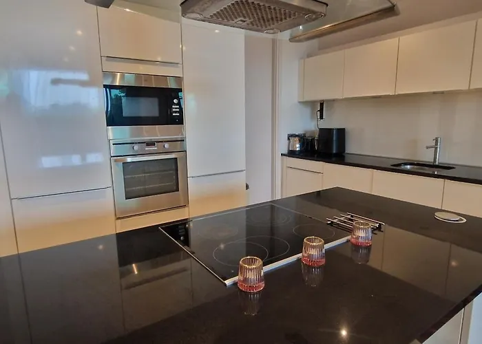 Апартаменты Slick & Stylish - Large 1bd In Heart Of