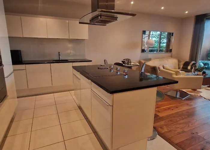 Апартаменты Slick & Stylish - Large 1bd In Heart Of *