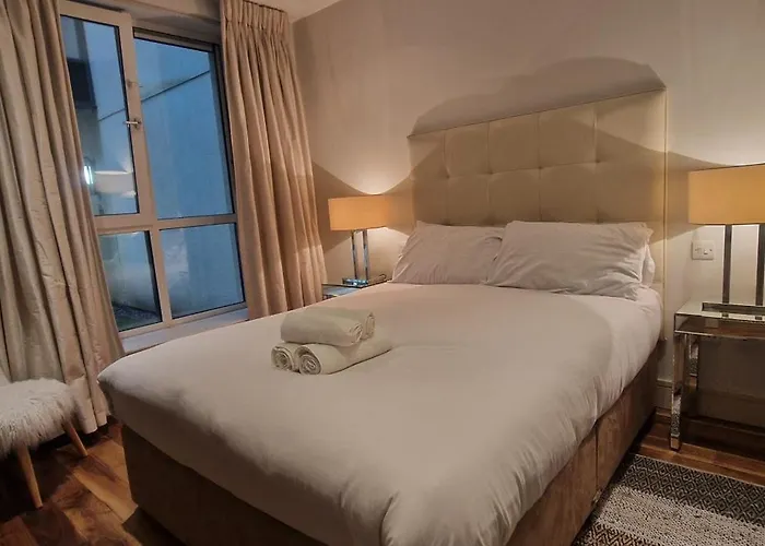 Апартаменты Slick & Stylish - Large 1bd In Heart Of *