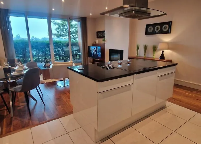 Slick & Stylish - Large 1bd In Heart Of * Корк