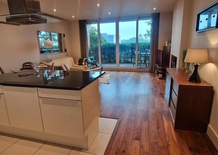 Slick & Stylish - Large 1bd In Heart Of * Корк