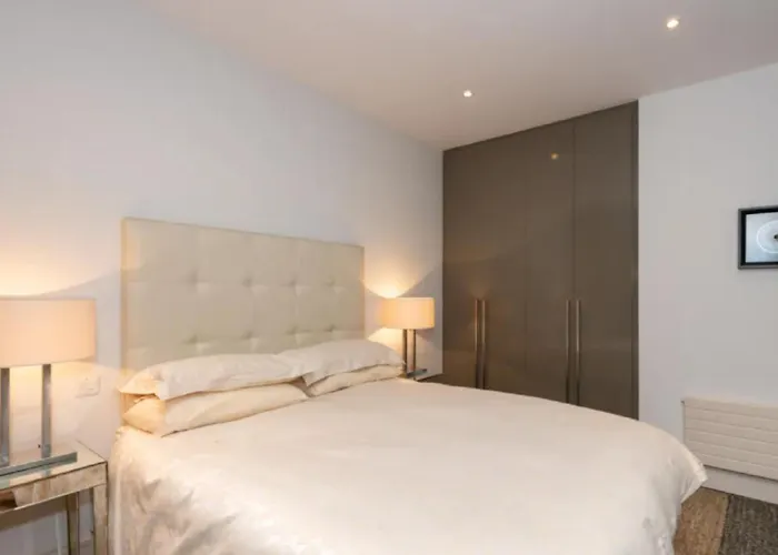 Slick & Stylish - Large 1bd In Heart Of Апартаменты *