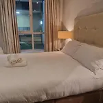 Slick & Stylish - Large 1bd In Heart Of 科克