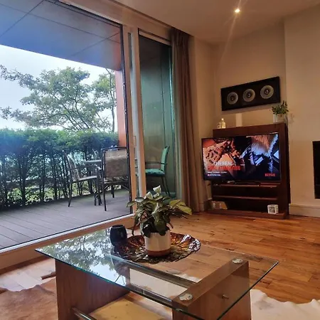 Slick & Stylish - Large 1bd In Heart Of 科克