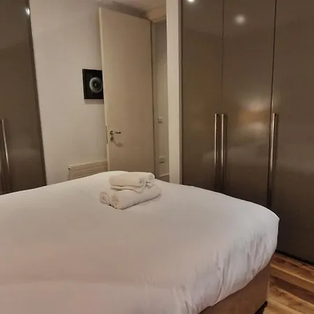 Slick & Stylish - Large 1bd In Heart Of Lägenhet *