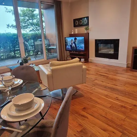 Slick & Stylish - Large 1bd In Heart Of * コーク