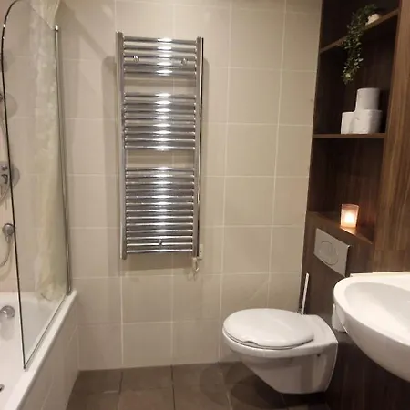 Slick & Stylish - Large 1bd In Heart Of Lägenhet